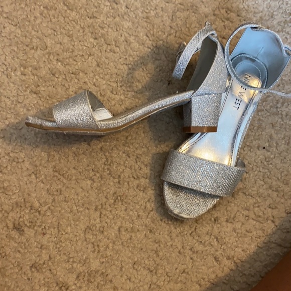 NINE WEST SILVER HEELS - Picture 2 of 4